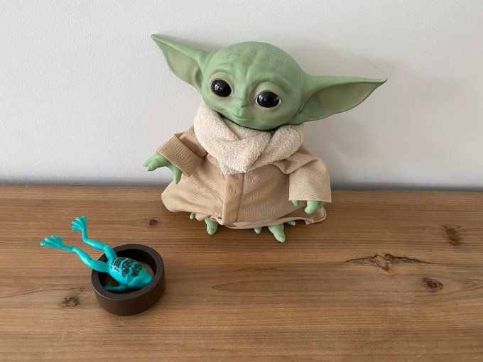 Star Wars peluche électronique Bébé Yoda 20 cm Disney Hasbro d'occasion