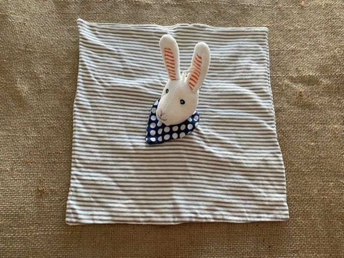 Doudou plat lapin Leka rayé gris blanc foulard bleu marine pois blanc IKEA d'occasion