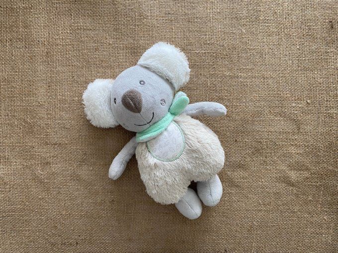 Peluche koala panda gris bandana vert Pusblu d'occasion