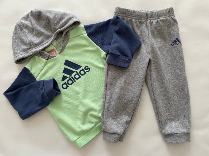 Survêtement Adidas 12-18 mois, couleurs gris, vert et bleu, avec capuche d'occasion