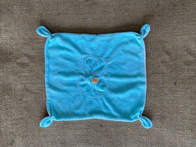 Doudou plat turquoise broderie pingouin Cora d'occasion